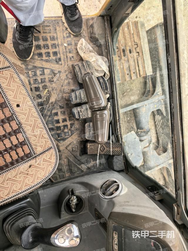 行走控制手柄和踏板 俯拍(驾驶室部分) 行走控制手柄和踏板 俯拍(驾驶室部分)