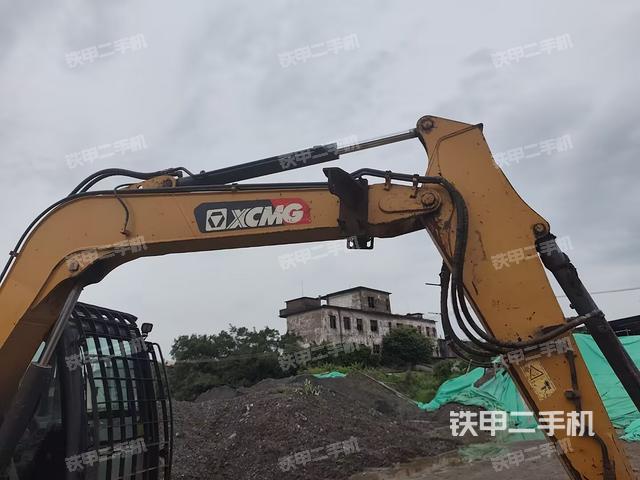 小臂整体左后(工作和回转装置) 小臂整体左后(工作和回转装置)