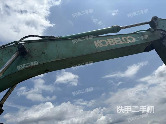 大臂油缸整体 竖拍(工作和回转装置) 大臂油缸整体 竖拍(工作和回转装置)