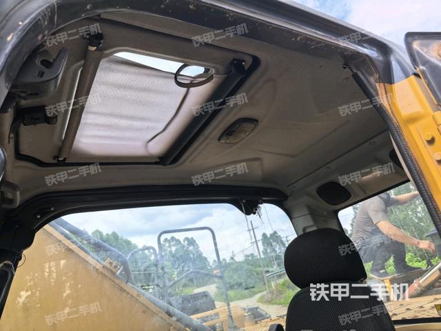 行走控制手柄和踏板 俯拍(驾驶室部分) 行走控制手柄和踏板 俯拍(驾驶室部分)