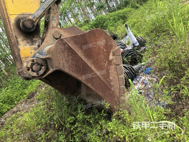 铲斗右后整体(工作和回转装置) 铲斗右后整体(工作和回转装置)