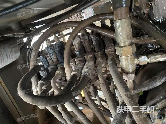 回转马达和主控阀（整机外观）