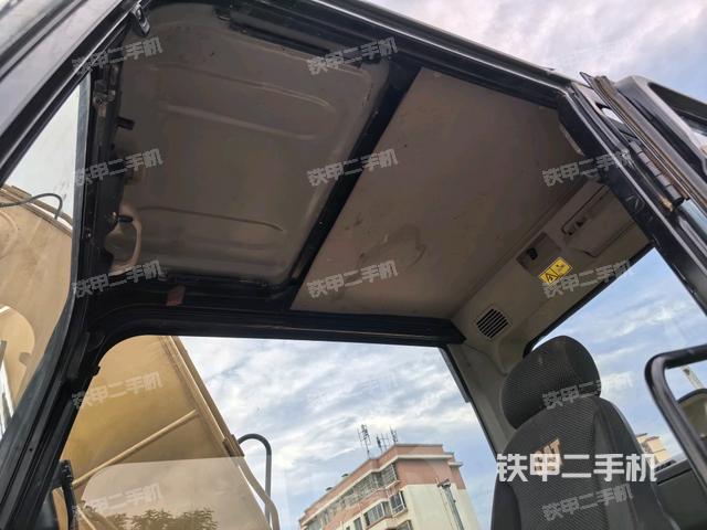 行走控制手柄和踏板 俯拍(驾驶室部分) 行走控制手柄和踏板 俯拍(驾驶室部分)