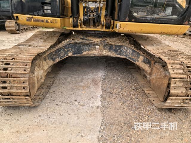 大臂油缸整体 竖拍(工作和回转装置) 大臂油缸整体 竖拍(工作和回转装置)