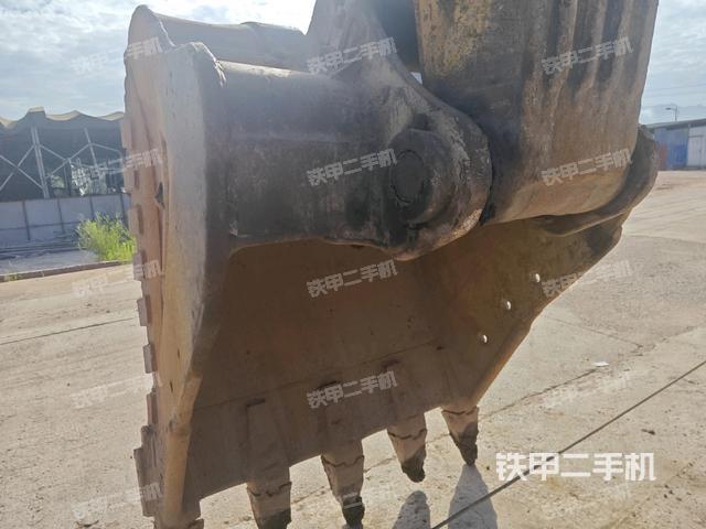 铲斗右后整体(工作和回转装置) 铲斗右后整体(工作和回转装置)