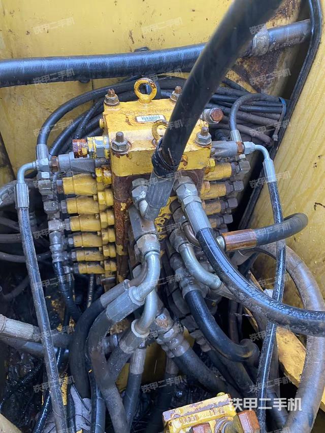 回转马达和主控阀(整机外观) 回转马达和主控阀(整机外观)