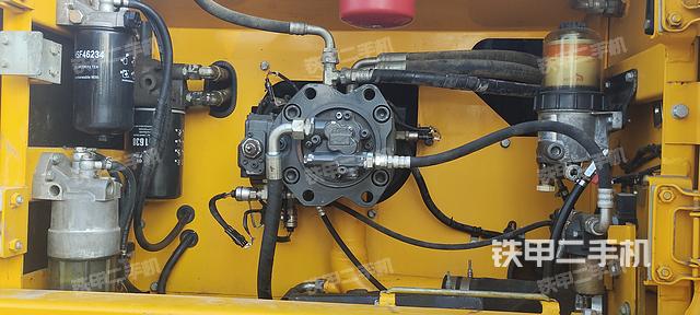 液压泵舱室正面整体(整机外观) 液压泵舱室正面整体(整机外观)