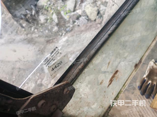 右侧玻璃角标(驾驶室部分) 右侧玻璃角标(驾驶室部分)