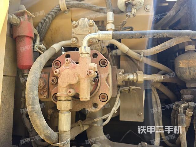 液压泵舱室正面整体（整机外观）