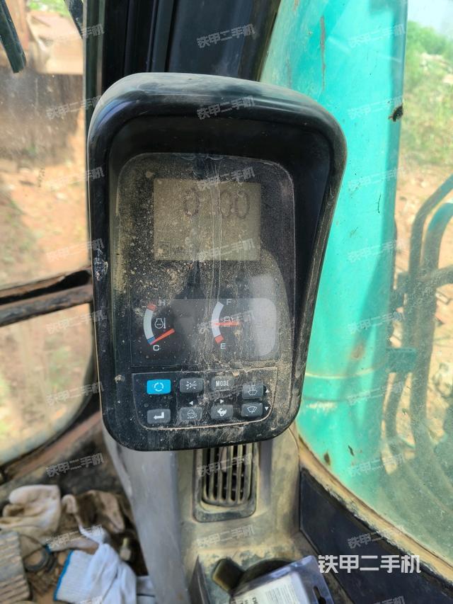 座椅右侧控制台/钥匙门/油门/含右手柄(驾驶室部分) 座椅右侧控制台/钥匙门/油门/含右手柄(驾驶室部分)