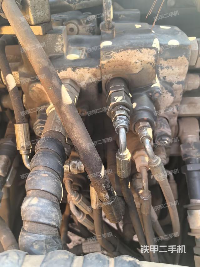 回转马达和主控阀（整机外观）