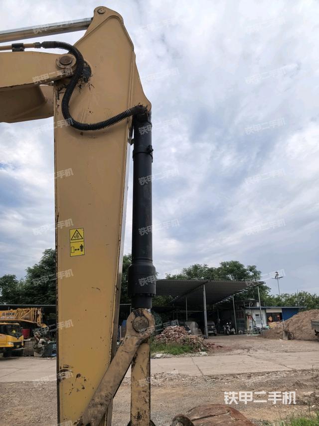 小臂整体右前(工作和回转装置) 小臂整体右前(工作和回转装置)