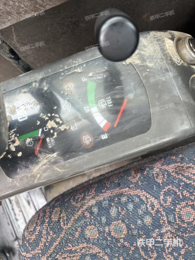 座椅右侧控制台/钥匙门/油门/含右手柄(驾驶室部分) 座椅右侧控制台/钥匙门/油门/含右手柄(驾驶室部分)