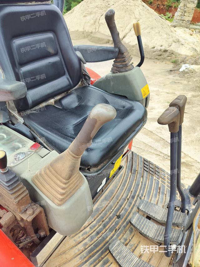 驾驶室顶部（整机外观）