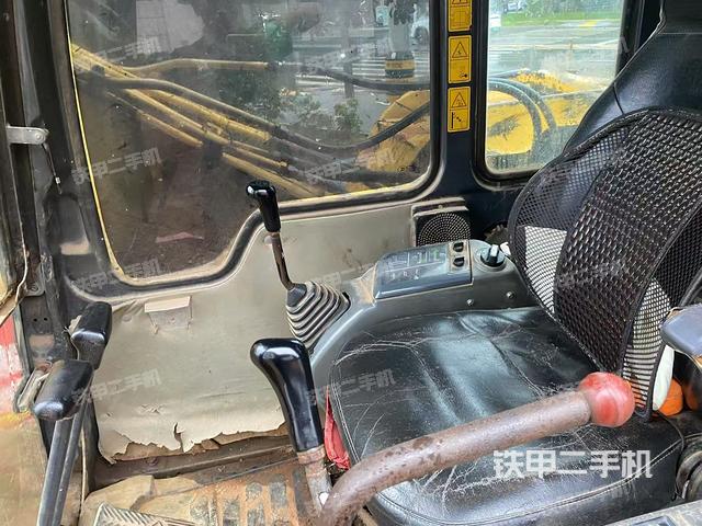 驾驶室整体(整机外观) 驾驶室整体(整机外观)