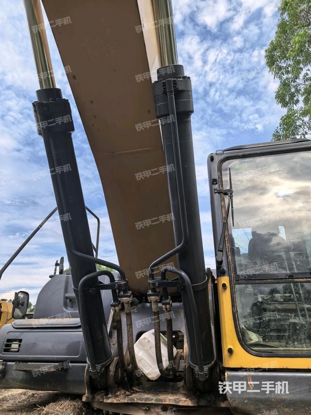 大臂油缸整体 竖拍(工作和回转装置) 大臂油缸整体 竖拍(工作和回转装置)