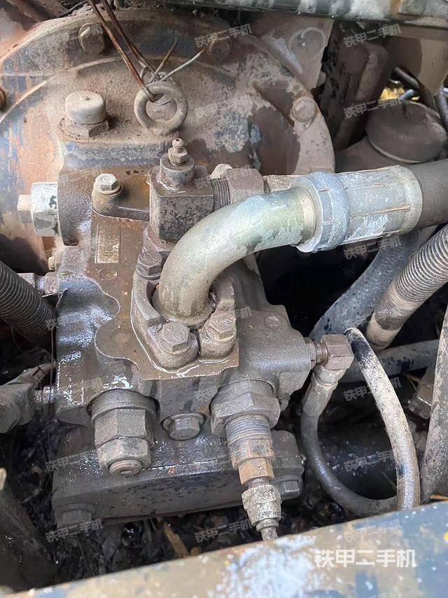 液压泵舱室正面整体(整机外观) 液压泵舱室正面整体(整机外观)