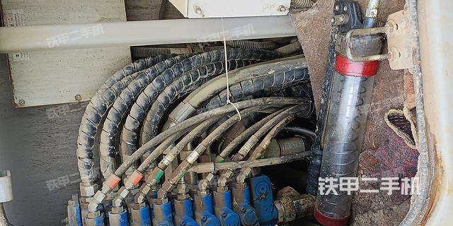 液压泵舱室正面整体（整机外观）