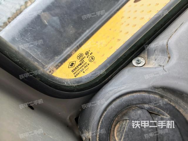 左后方玻璃角标(驾驶室部分) 左后方玻璃角标(驾驶室部分)