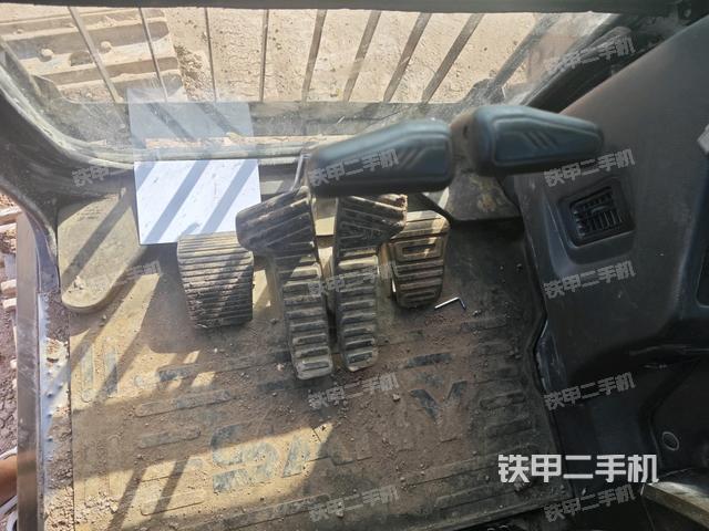 行走控制手柄和踏板 俯拍(驾驶室部分) 行走控制手柄和踏板 俯拍(驾驶室部分)