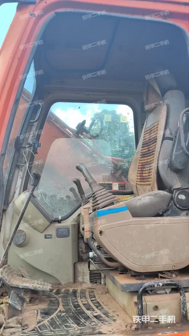 驾驶室整体(整机外观) 驾驶室整体(整机外观)