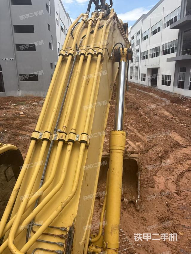 铲斗右后整体(工作和回转装置) 铲斗右后整体(工作和回转装置)