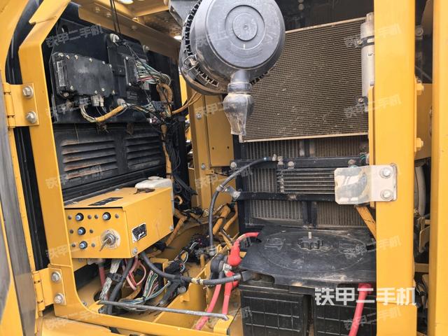 液压泵舱室正面整体(整机外观) 液压泵舱室正面整体(整机外观)