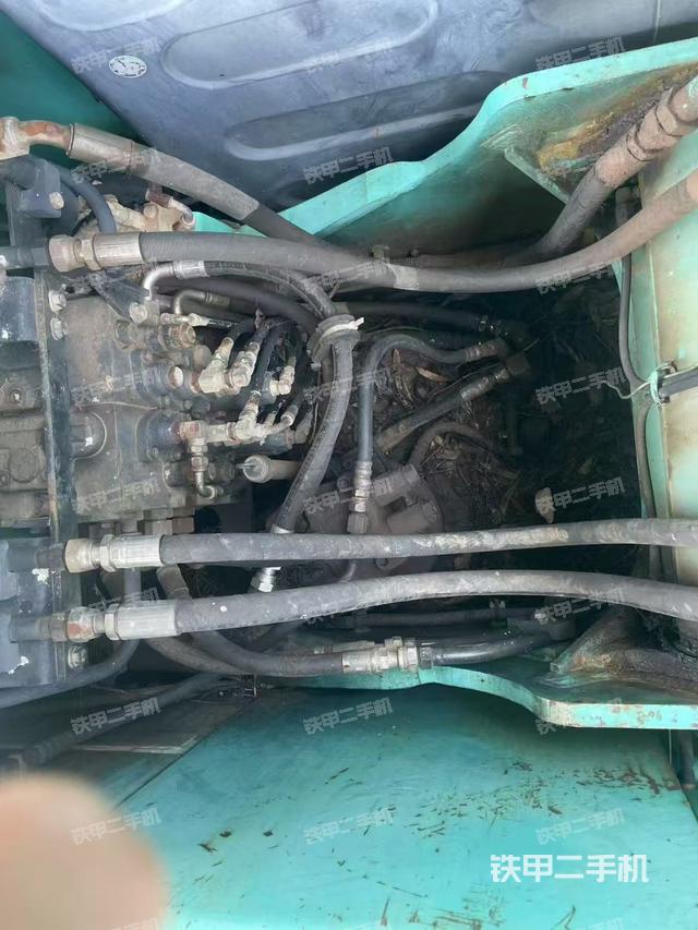 回转马达和主控阀(整机外观) 回转马达和主控阀(整机外观)