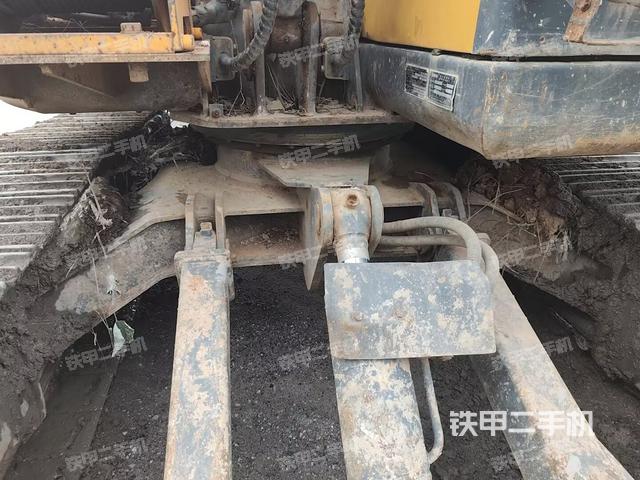 转盘和下车架正前(工作和回转装置) 转盘和下车架正前(工作和回转装置)