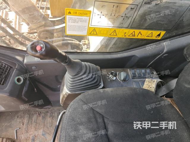 座椅右侧控制台/钥匙门/油门/含右手柄(驾驶室部分) 座椅右侧控制台/钥匙门/油门/含右手柄(驾驶室部分)