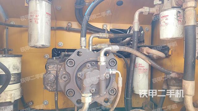 液压泵舱室正面整体（整机外观）