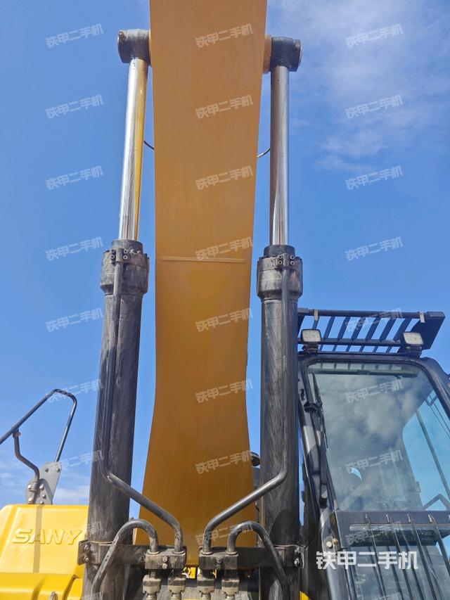 大臂油缸整体 竖拍(工作和回转装置) 大臂油缸整体 竖拍(工作和回转装置)