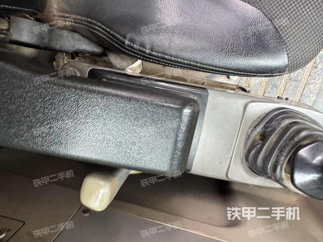 座椅右侧控制台/钥匙门/油门/含右手柄(驾驶室部分) 座椅右侧控制台/钥匙门/油门/含右手柄(驾驶室部分)