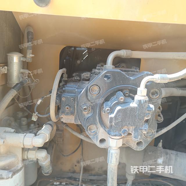 液压泵舱室正面整体（整机外观）