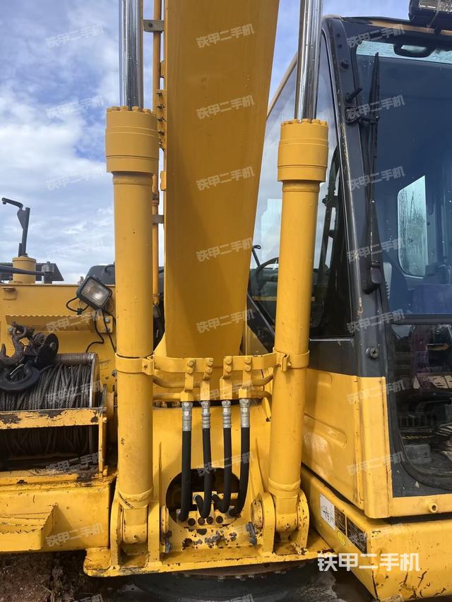 铲斗右后整体(工作和回转装置) 铲斗右后整体(工作和回转装置)