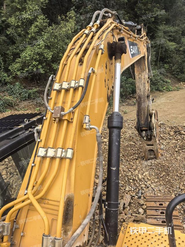 大臂背部俯视(工作和回转装置) 大臂背部俯视(工作和回转装置)