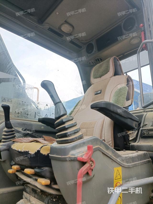 驾驶室整体(整机外观) 驾驶室整体(整机外观)