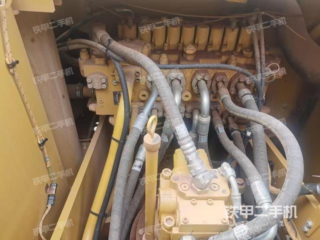 回转马达和主控阀(整机外观) 回转马达和主控阀(整机外观)