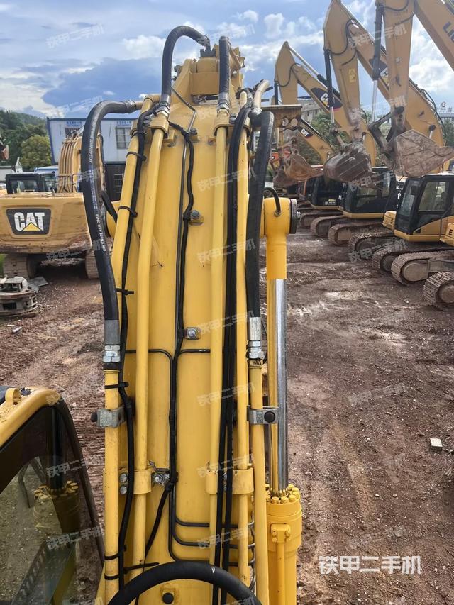 转盘和下车架正前(工作和回转装置) 转盘和下车架正前(工作和回转装置)