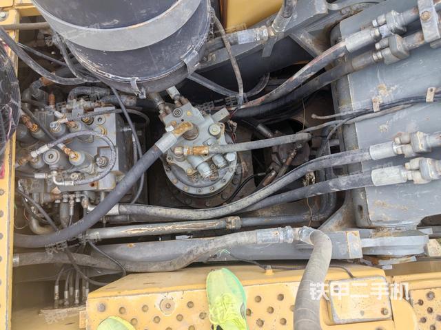 回转马达和主控阀(整机外观) 回转马达和主控阀(整机外观)