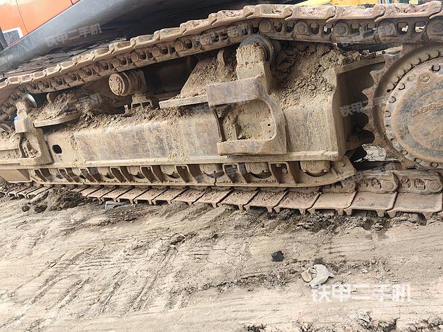 单侧履带整体(整机外观) 单侧履带整体(整机外观)