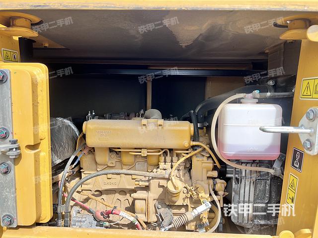 液压泵舱室正面整体（整机外观）