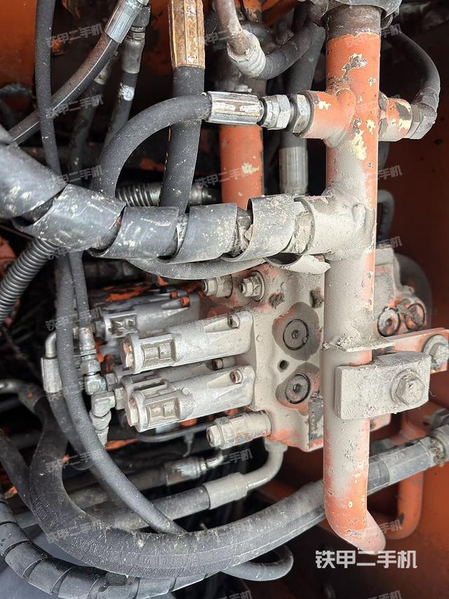 回转马达和主控阀（整机外观）