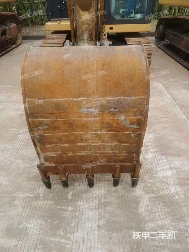 駕駛室頂部(整機(jī)外觀) 駕駛室頂部(整機(jī)外觀)