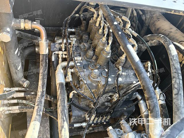 回转马达和主控阀（整机外观）