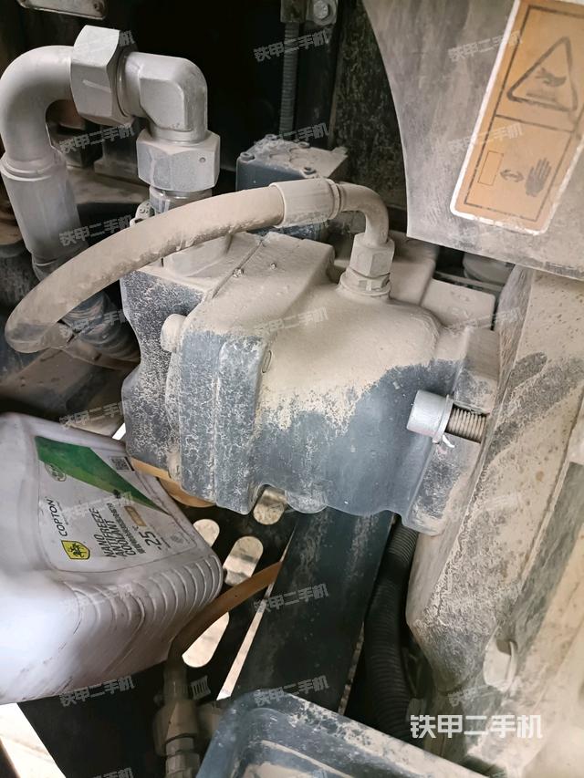 液压泵舱室正面整体(整机外观) 液压泵舱室正面整体(整机外观)