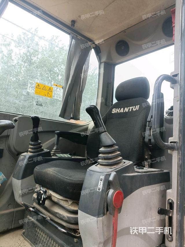 驾驶室整体(整机外观) 驾驶室整体(整机外观)