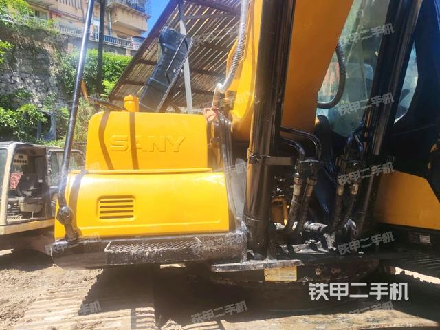 大臂油缸整体 竖拍(工作和回转装置) 大臂油缸整体 竖拍(工作和回转装置)