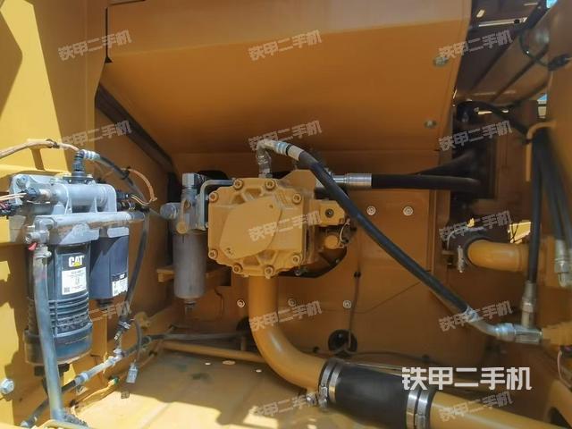 液压泵舱室正面整体(整机外观) 液压泵舱室正面整体(整机外观)