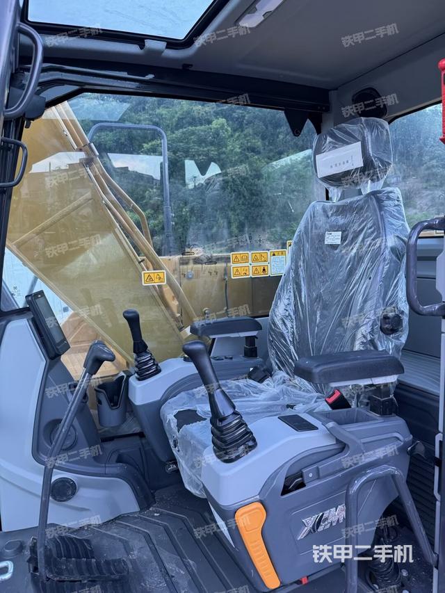 驾驶室整体(整机外观) 驾驶室整体(整机外观)